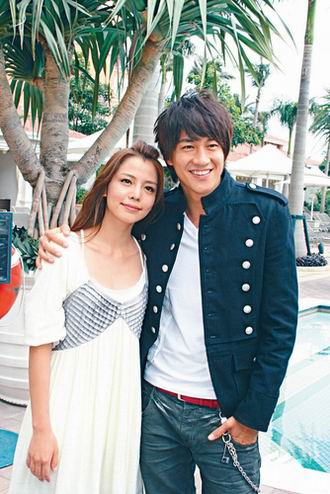 何润东监制兼主演的新剧《泡沫之夏》,先有黄晓明迟拍,再有徐若瑄缺席