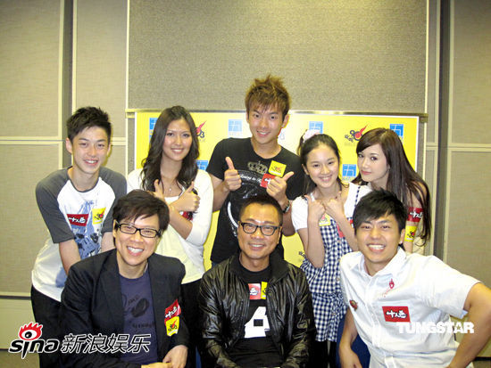 陈志云、黎耀祥、森美和参赛选手合影