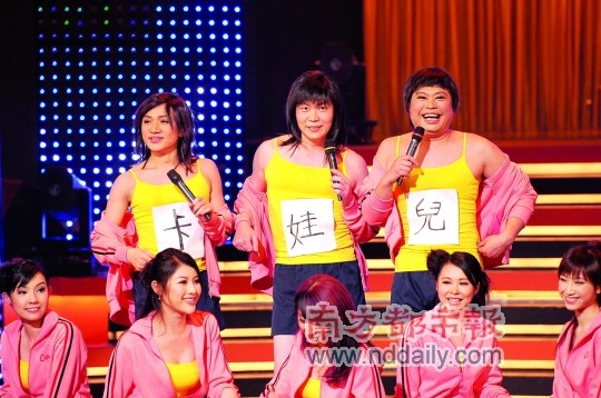 “福禄寿”三人每次都转四五个造型,反串几乎成了指定动作。豁出去的他们,比那些少女更妩媚。