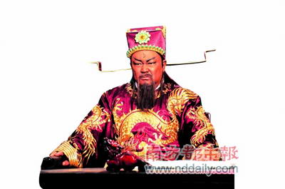 《包青天之七侠五义》中,包大人换新装,以一身紫红袍替代了以往的黑袍,胡子也从五绺变成了三绺。脱下官服