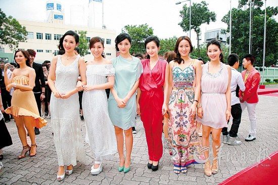 筱静(左二),许莹(左三)等亚视女艺人被指曾参与"迎宾活动"