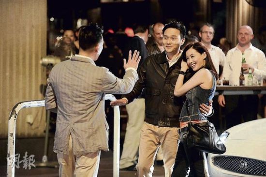 两大型男吴镇宇与张智霖碰头,陈法拉投张智霖怀抱.