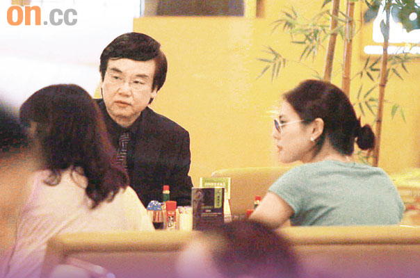 朴志胤抵达上海拍新剧玩转机场到处拍照(组图)