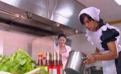 小猪《转角遇到爱》<em>女佣</em>装好似金刚芭比(组图