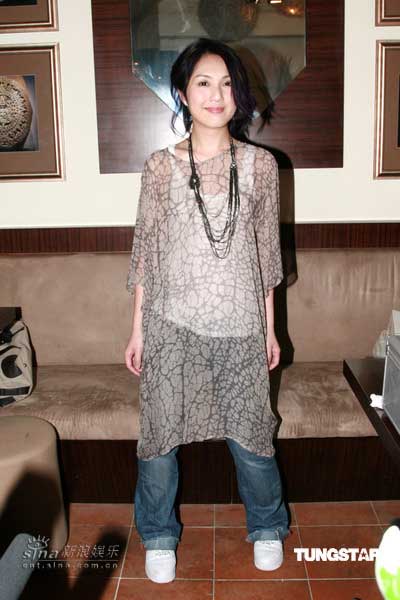 组图:杨千嬅与森美拍新戏 工作太累睡觉遇怪事