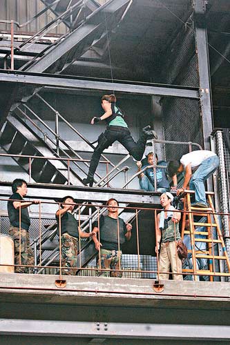 组图：郭羡妮片场努力赚外快扮警花与壮汉对打