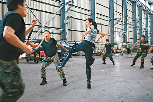 组图：郭羡妮片场努力赚外快扮警花与壮汉对打