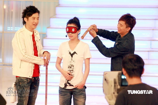 组图:佘诗曼梁汉文台湾宣传 上节目体验美食