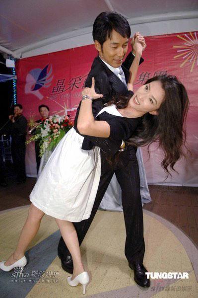 李李仁穿结婚礼服与叶全真跳“华尔兹”(组图)