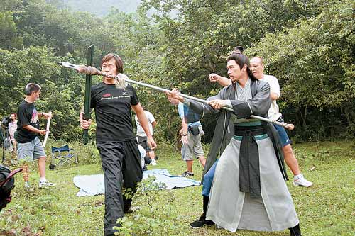 组图：吴卓羲片场换装两小时发型弄错不连戏