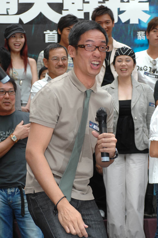 组图：《通天干探》首映会黎姿模仿陈豪舔脚