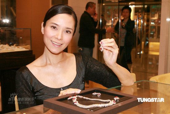 组图:郭羡妮低胸性感抢镜 为TVB台庆大秀珠宝