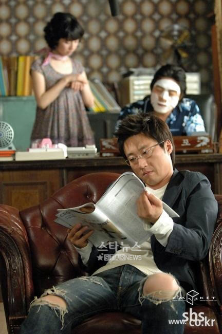 《钱的战争》收视持续走高朴信阳朴真熙人气旺