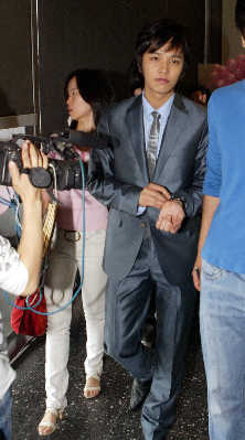 金正勋与徐若瑄合拍新剧 唱中文歌学翘舌音(图