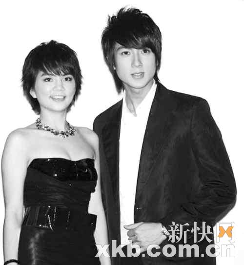 Ella首尔电视剧盛典一改帅气形象低胸装亮相