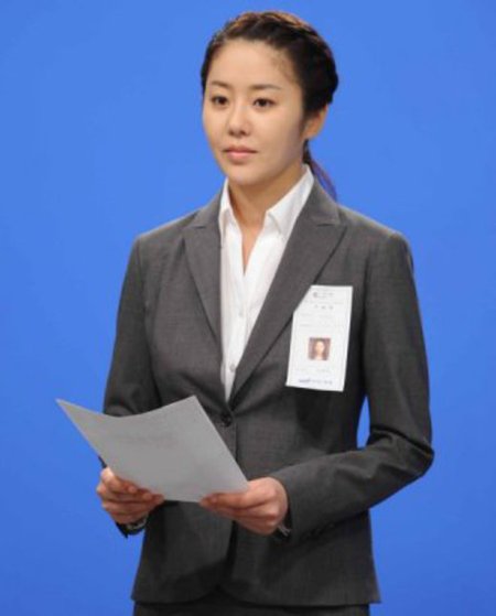 据韩国媒体报道,sbs电视台新周三周四剧《大物》近日又公开最新剧照