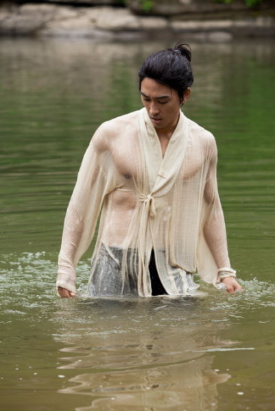 宋承宪新剧《dr.jin》中展示健美身材