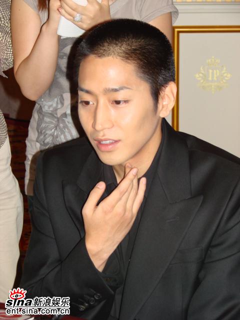 组图:Eric韩志敏出席《无敌降落伞要员》首播