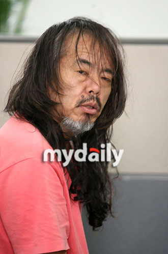 韩星全仁权涉毒接受调查 蓬头垢面精神萎靡(组