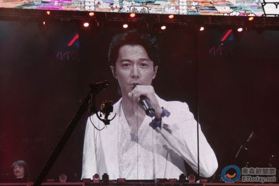 Janet在跨年晚会时隔岸向福山雅治白。(图/记者黄克翔摄)