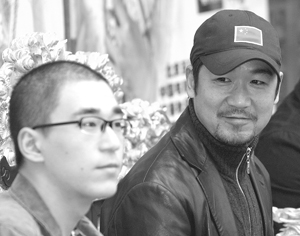张国立注视着儿子,目光中充满了爱意