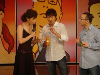 吴奇隆做客《太可乐了》 幸福畅谈新婚生活(图