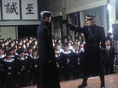 《夜幕下的哈尔滨》若拍李崇霄经摔无怨言(图)
