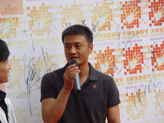 曹卫宇出席大学生影像节 新剧挑战长垣大厨(图