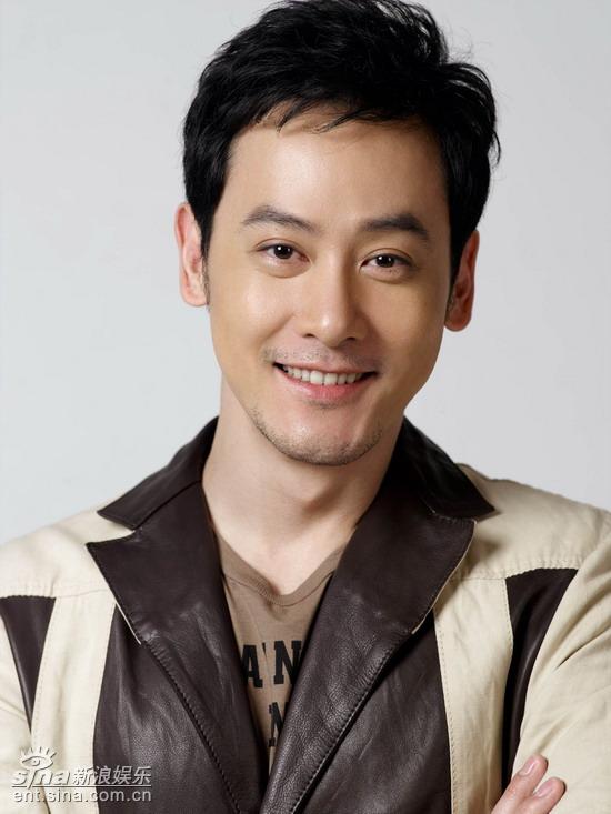邱心志穿起时装做老板绝妙组合非常“3+1”