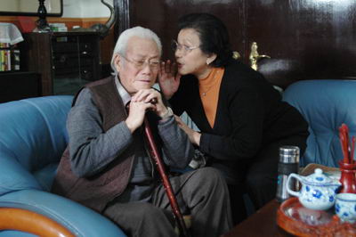 管虎父母助阵《紧急链接》 老艺术家宝刀不老