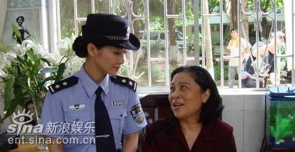 �պ���Ϻ����ǳ�Ů����Ӣ���ˬ�Ȳ�ӫ��(ͼ)