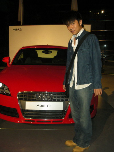 何琳林申参加名车试驾 麻辣姐弟赛场激情飙车