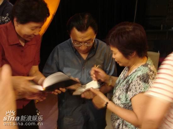 王洁实谢莉斯做客《非常接触》献唱忘词(附图)