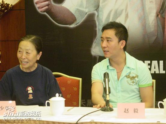 赵毅演儿子贴心惹人爱 新好男人深得老太太欢心