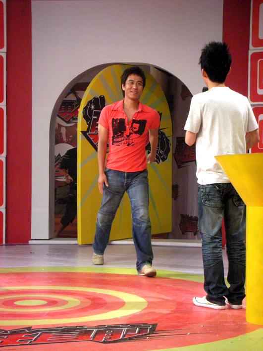 秦岚黄勐张嘉倪嘻哈三人行 湖南卫视乐翻天(图