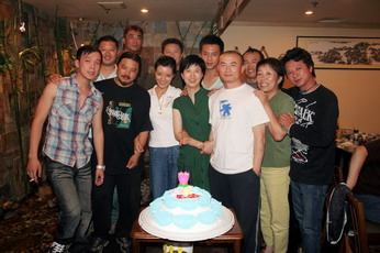 邓超妈妈大连探班拍《钻石王老五》的女儿