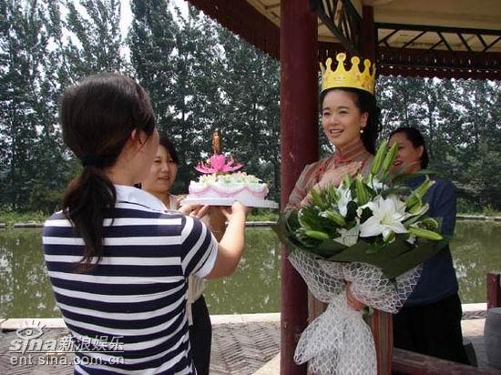 左小青片场庆生获惊喜感动之极泪落当场(图)