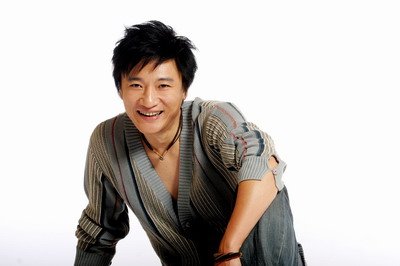 正文 电视剧《戴着面具跳舞》近日在成都开拍,青年演员韩青饰演一位