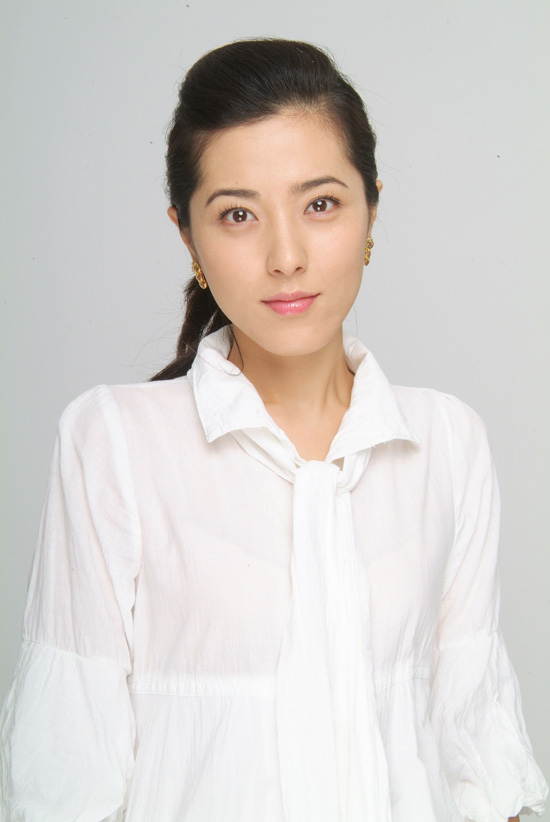 曾黎新剧涉足职场亲身示范夏日通勤装(图)