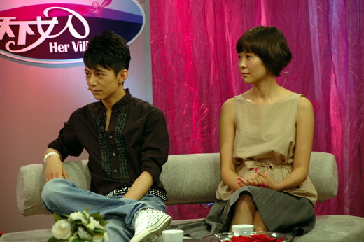 何炅做客《天下女人》：宽容的女性是最好礼物