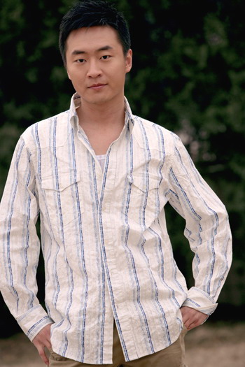  霍亚明 难舍军人情结(图)