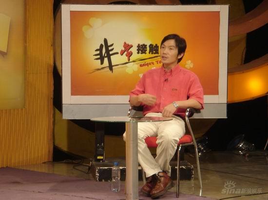 罗红做客《非常接触》地铁车站办影展(附图)