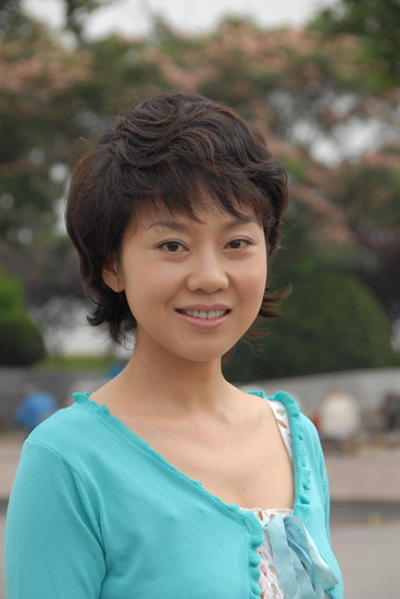 一剧由国内知名青年导演张敬雯执导,编剧由曾获夏衍电影文学奖的苏