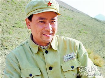 《走天山的女人》热播主演罗钢戏外认亲(图)