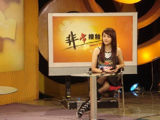 曹颖做客《非常接触》讲述“认亲事件”(附图)