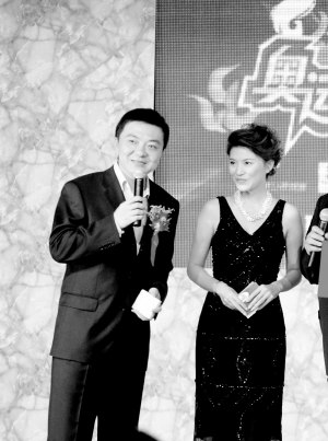 此次与董璐同台搭档的是天津电视台以双语主持著称的尹畅。