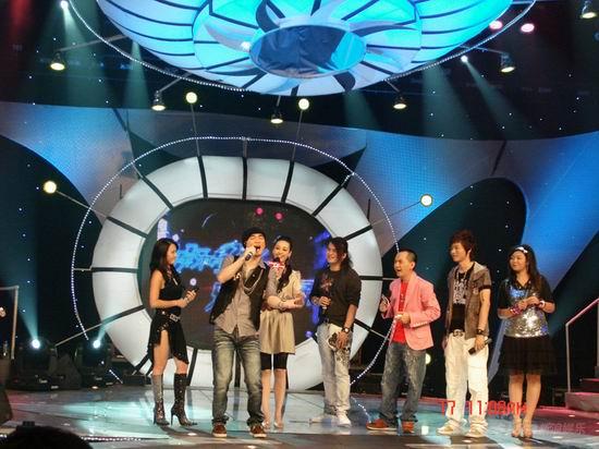 黄勇做客娱乐星工厂 与迪克牛仔互相搞怪【图】