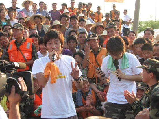 我型我秀组团慰问灾区抗洪大堤成演出舞台(图