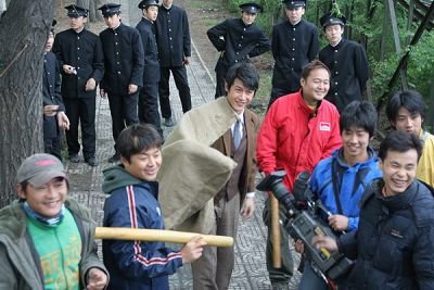 陆毅阳光微笑亲和力强 《夜幕》剧组变成孩子