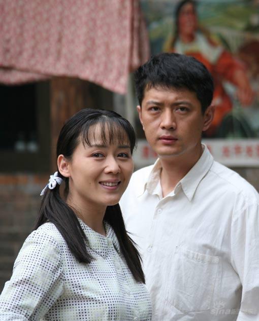 李琳深山拍《红颜岁月》 为驱暑猛按小风扇(图